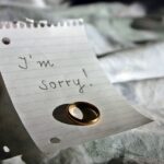 Ehering auf einem Zettel mit den Worten: "I'm sorry" abgelegt