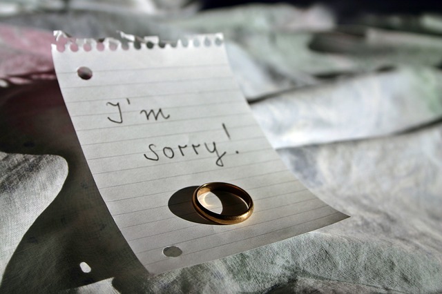 Ehering auf einem Zettel mit den Worten: "I'm sorry" abgelegt